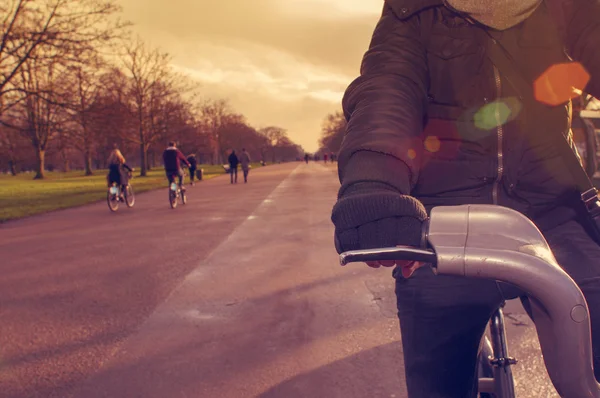 Hombre montando una bicicleta en Hyde Park en Londres, Reino Unido — Foto de Stock