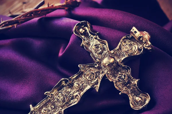 Christenkreuz und Dornenkrone des Jesuschristen — Stockfoto