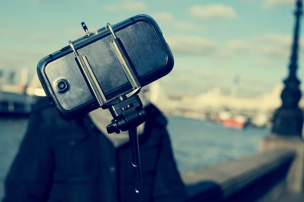 Muž s selfie u řeky Temže v Londýně — Stock fotografie