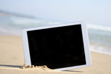 Siyah bir boş yer içinde belgili tanımlık perde ile tablet