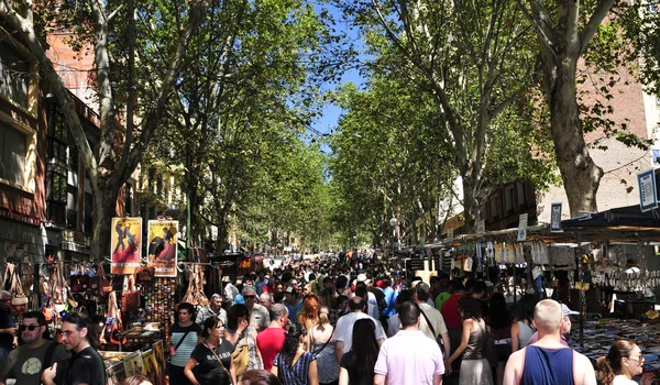 Mercado de pulgas El Rastro em Madrid, Espanha — Fotografia de Stock