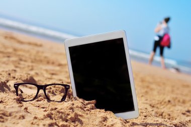 Gözlük ve tablet siyah boş yer içinde belgili tanımlık perde ile