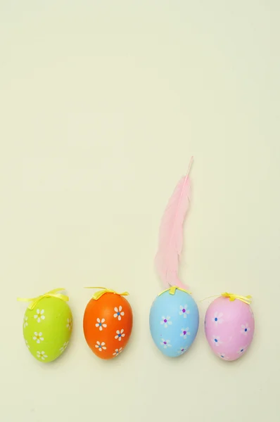 Ovos de páscoa decorados e penas — Fotografia de Stock