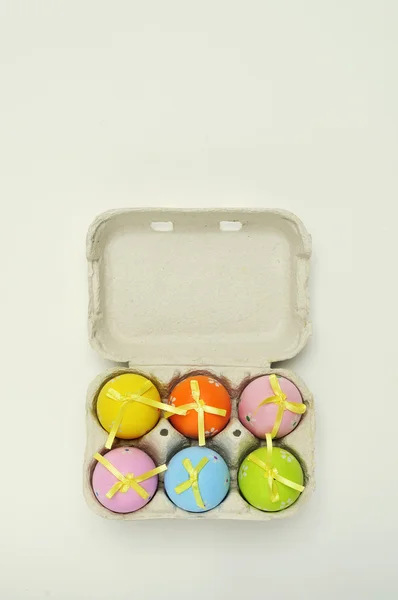 Uova di Pasqua decorate in una scatola di uova — Foto Stock