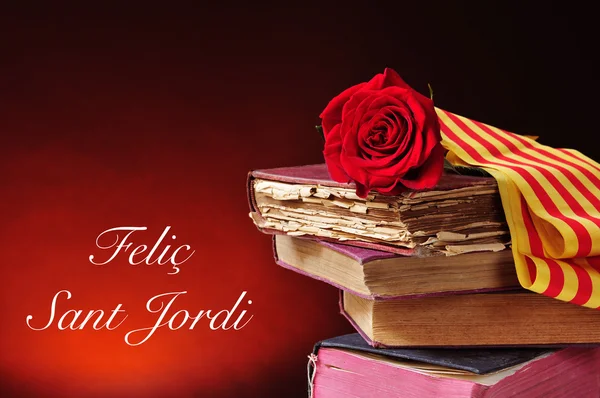 Libri, rosa rossa e il testo Felic Sant Jordi, Happy Saint Georg — Foto Stock