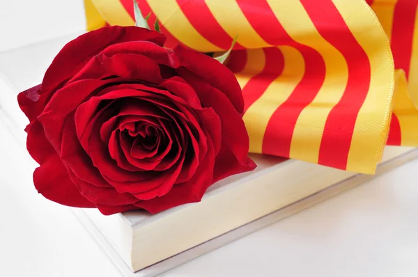 Libro, rosa rossa e bandiera catalana per Sant Jordi, San Giorgio — Foto Stock