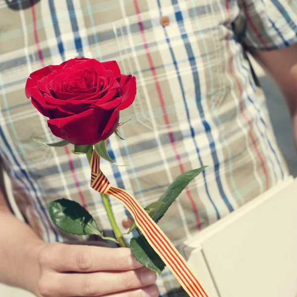 Людина тримає червону троянду — стокове фото