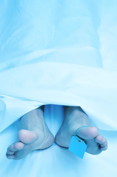 Dead body with a blank toe tag — Stock Photo, Image