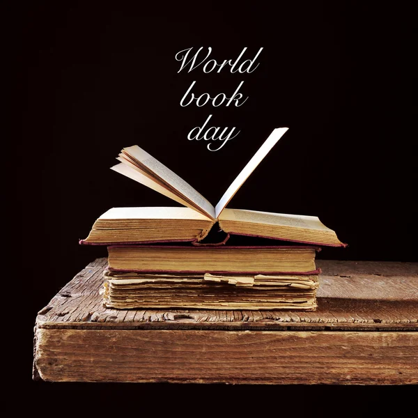 Kilka starych książek i tekst Światowy dzień książki — Zdjęcie stockowe