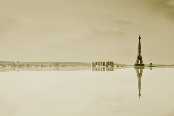 Paris, Frankrijk met reflectie, in sepia toning — Stockfoto