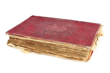 Beyaz bir arka plan üzerinde yıpranmış eski kitap