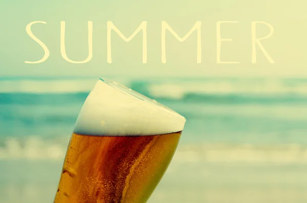 Καλοκαίρι στην παραλία με μια δροσιστική μπύρα — Φωτογραφία Αρχείου
