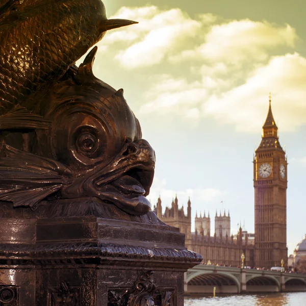 El río Támesis y el Big Ben en Londres — Foto de Stock