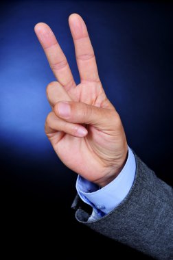 V işareti veren işadamı