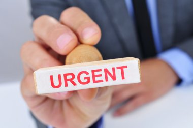 Acil word ile bir pencere boyutu olan adam