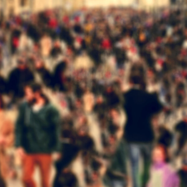 Расслабленное размытое прошлое людей, идущих
