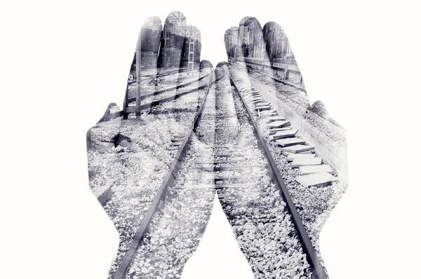 Doble exposición de manos de hombre y ferrocarril, en blanco y negro — Foto de Stock