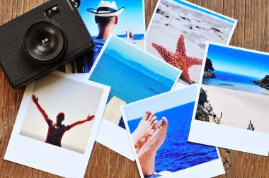 Retro kamera ve bazı fotoğraflar ahşap yüzeye