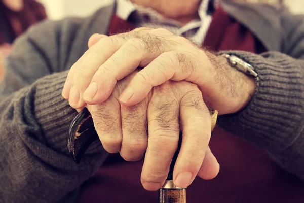Yaşlı adam bir baston ile — Stok fotoğraf