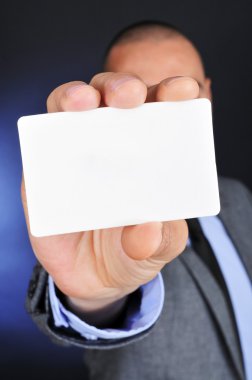 boş bir tabela holding takım elbiseli genç adam