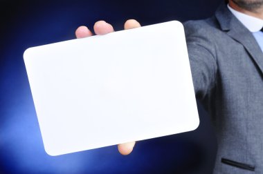 boş bir tabela holding takım elbiseli genç adam