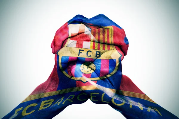 Männerhände mit der Fahne des Futbol-Clubs Barcelona — Stockfoto