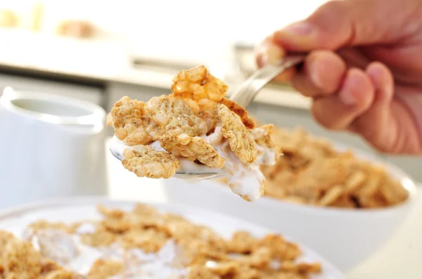 Joven comiendo cereales de avena con yogur — Foto de Stock