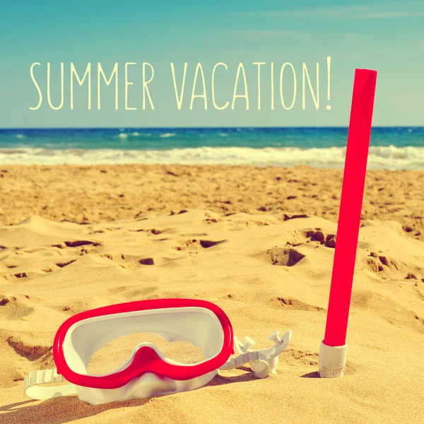 Máscara de mergulho na praia e texto férias de verão — Fotografia de Stock