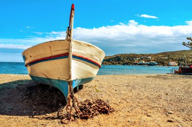 shingle kumsalda karaya eski balıkçı teknesi