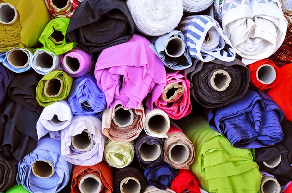 Tkaniny na sprzedaż na rynku, ulica — Zdjęcie stockowe