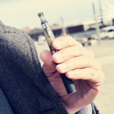 adam vaping ile açık havada elektronik sigara
