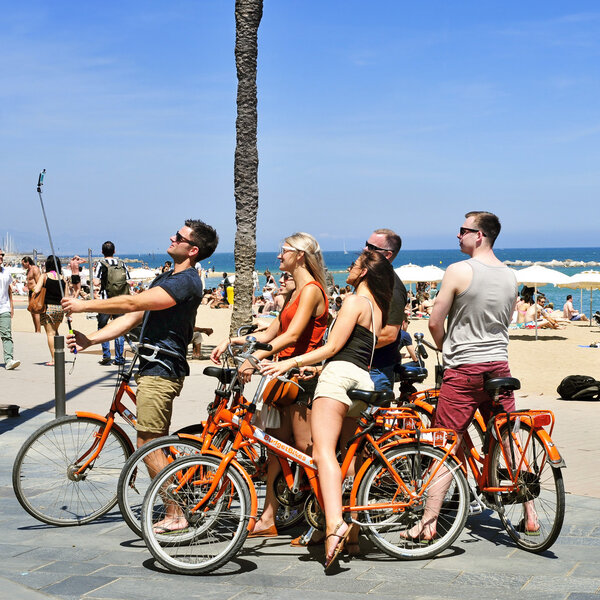 туристы в Барселонета, Барселона, Испания
