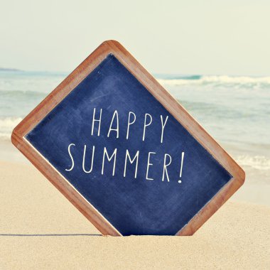 metin mutlu yaz aylarında bir plaj kum bir kara tahta ile bir