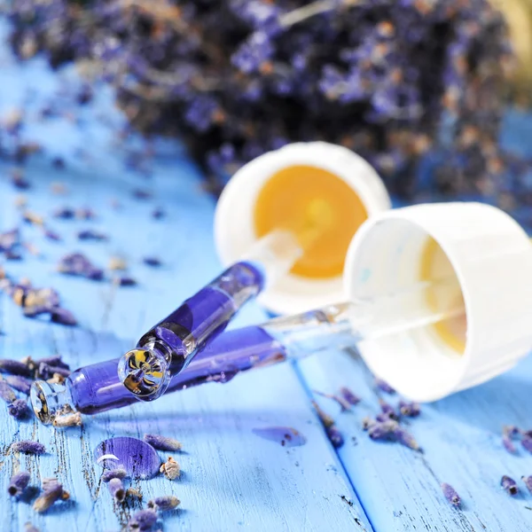 Pipetas com essência de flor e flores de lavanda — Fotografia de Stock