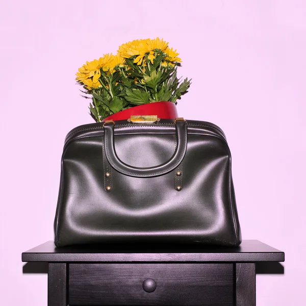 Flores crisântemo em um saco vintage, com um ef instantâneo retro — Fotografia de Stock