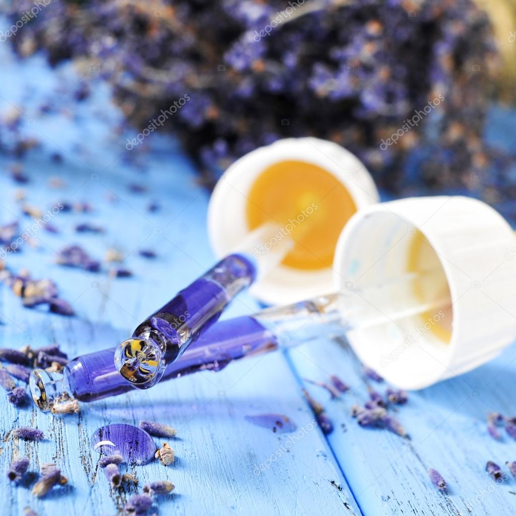 Pipettes with flower essence and lavender flowers — Stock Photo