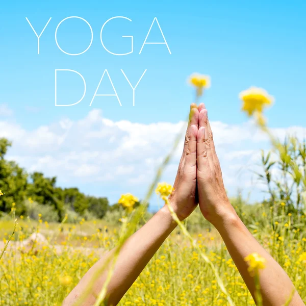 Tekst yoga dag en yogi man mediteren buitenshuis — Stockfoto