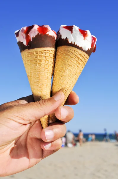 Jovem com cones de sorvete na praia — Fotografia de Stock