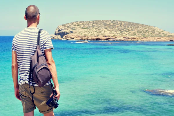 L'uomo guarda il mare e l'isola di Illa des Bosc, a Ibiza — Foto Stock