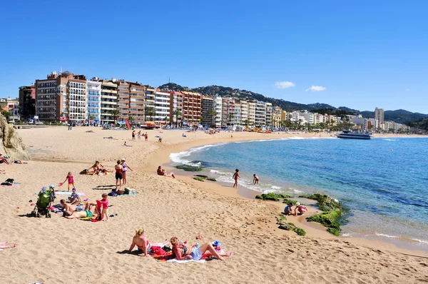 Sunbathers u pláže Platja de Lloret v Lloret de Mar, Španělsko — Stock fotografie