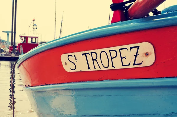 St. Tropez written in a boat — Stockfoto