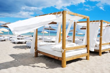 yataklar ve güneşlenme sandalyeli bir beach Club Ibiza, İspanya