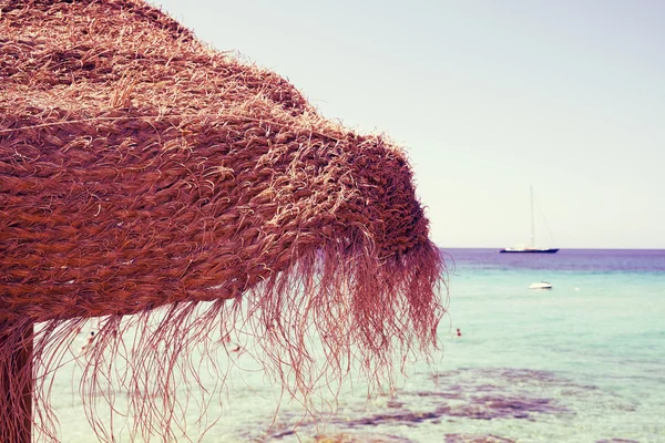 Sonnenschirm am Strand in Ibiza, Spanien — Stockfoto