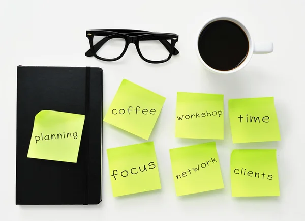 Sticky notes with different work concepts on an office desk — Stockfoto