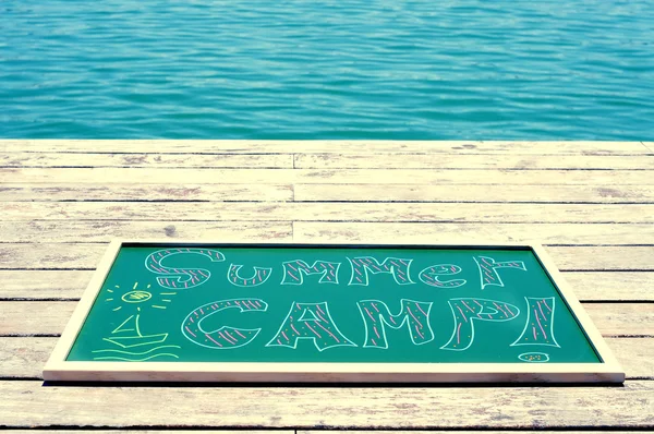 Texto campamento de verano escrito en una pizarra — Foto de Stock