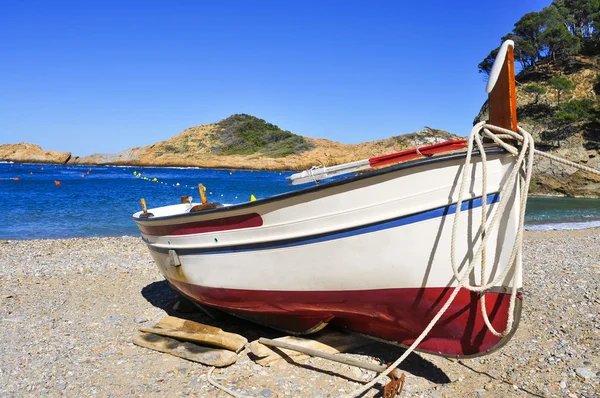 Costa Brava İspanya, sahilinde karaya balıkçı teknesi