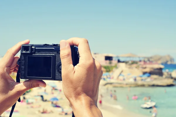 Man taking a picture at Cala Conta beach in San Antonio, Ibiza I — Stock Photo, Image