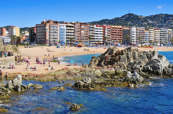 Любителів позасмагати на пляж Плайа де Льорет у Льорет-де-Мар, Іспанія — стокове фото