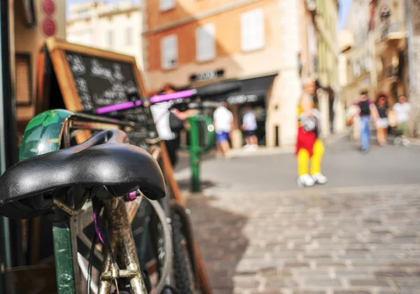 Bicicleta desgastada em Saint-Tropez, França, com um efeito filtrado — Fotografia de Stock