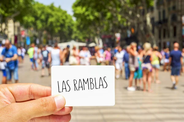 Homme montre une enseigne avec le texte Las Ramblas, à Las Ramblas — Photo
